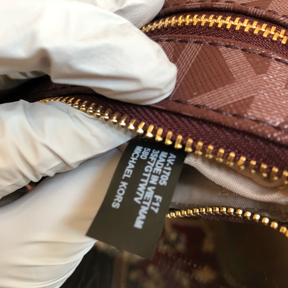 Authentic Michael Kors wristlet wallet in plum - Picture 5 of 8